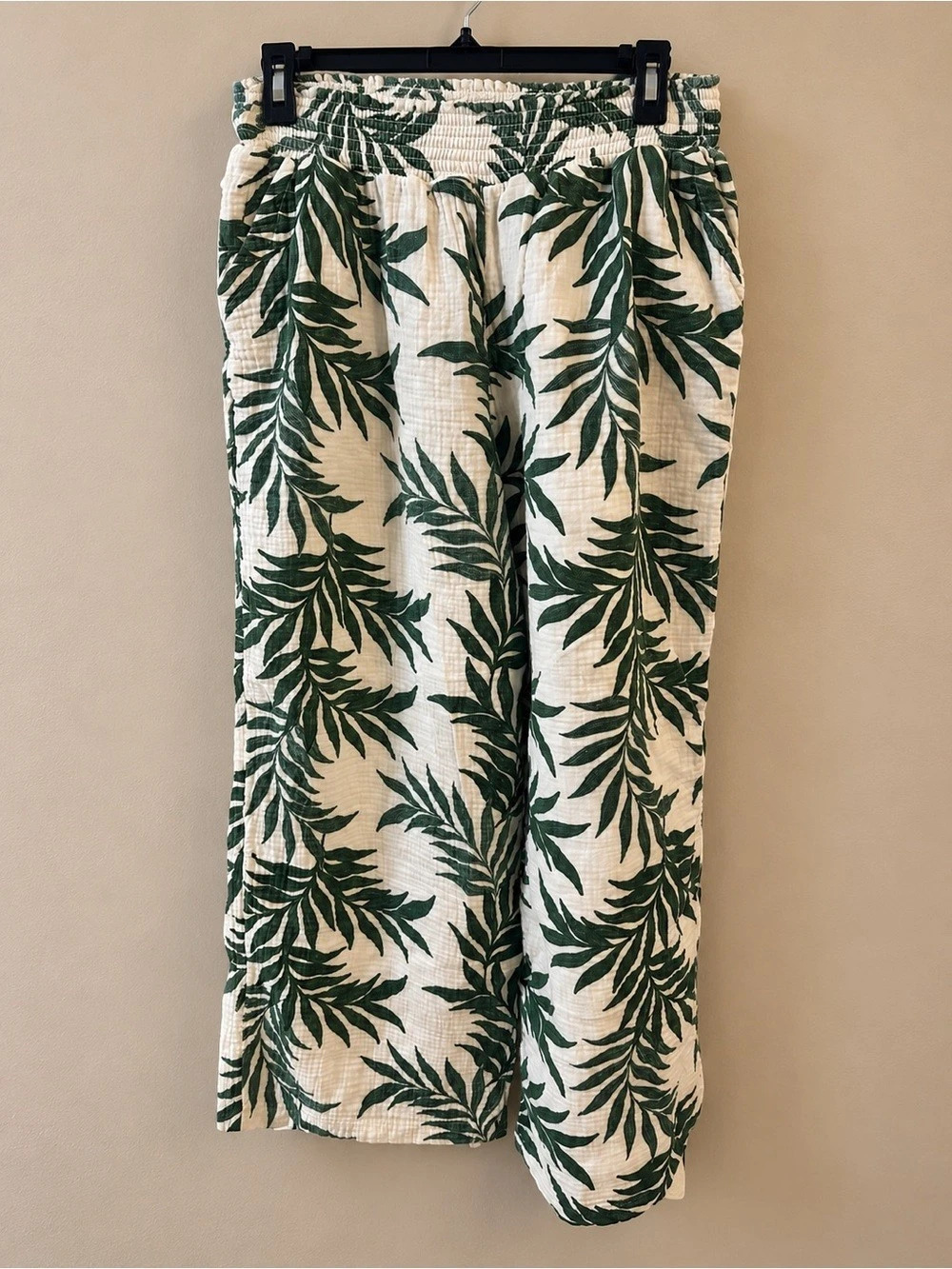 Joyspun Wide Leg Leaf Print Pants in Green & Cream Like New